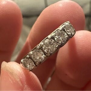Elegant 14kt white gold Band with diamonds